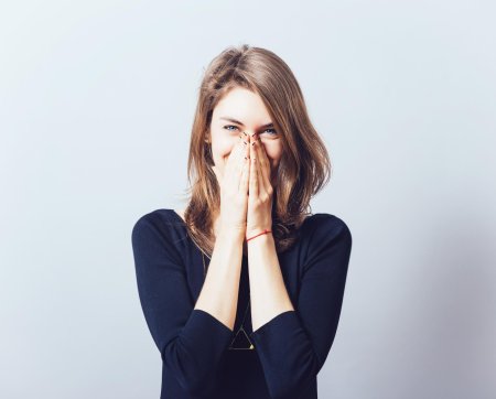 Смущенная девушка