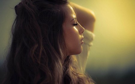 Лицо девушки сбоку