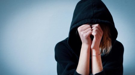 Девушка в капюшоне без лица