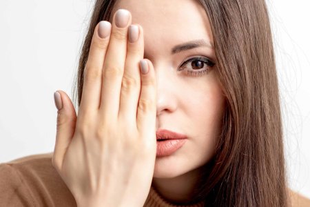 Рука у лица