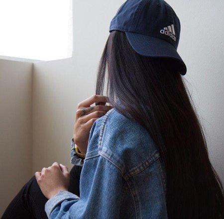 Девушка в бейсболке без лица