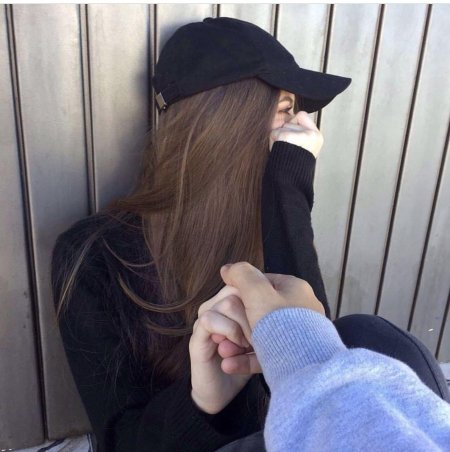 Девушка прикрывает лицо