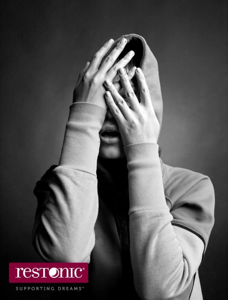 Девушка прикрывает лицо рукой