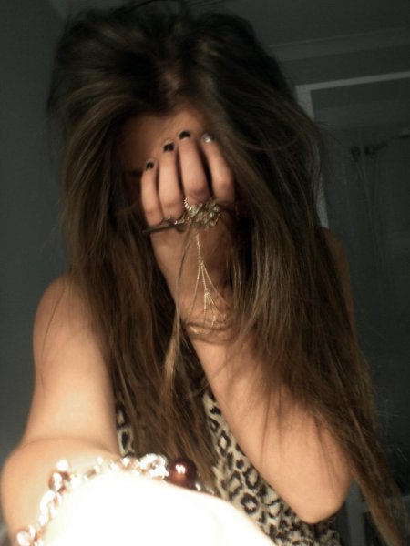 Девушка прикрывает лицо