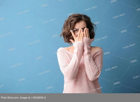 Женщина закрывает лицо руками