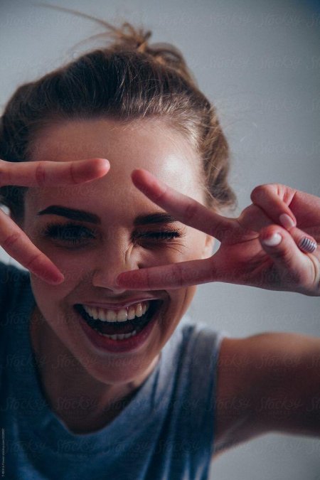 Улыбается девушка