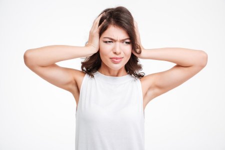 Девушка закрывает уши