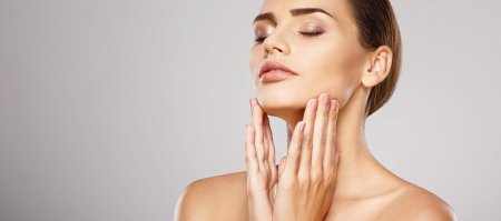 Рука возле лица