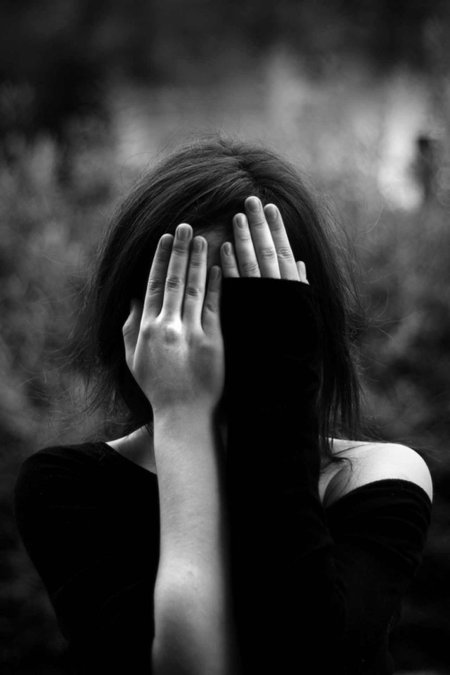 Девушка прикрывает лицо