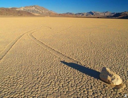 Движущиеся камни в долине смерти