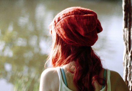 Девушка с рыжими волосами со спины