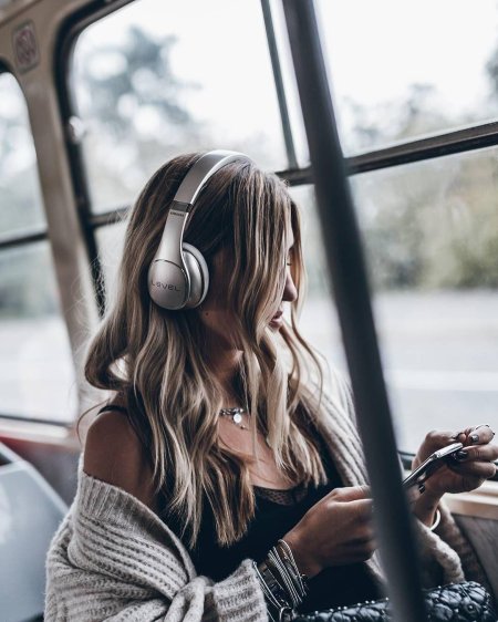 Девушка слушает музыку