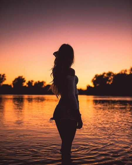 Девушка на закате