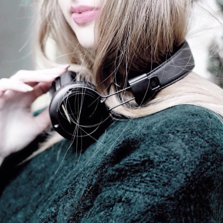 Девушка наушники