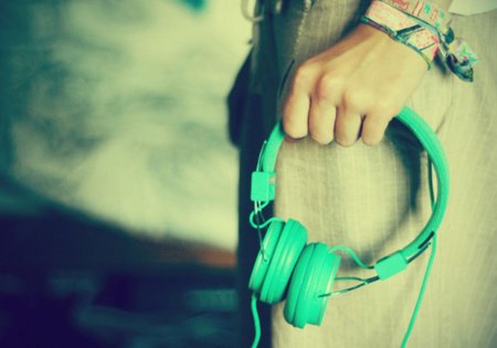 Девушка с наушниками