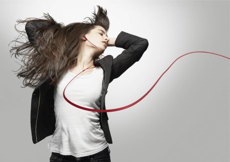 Девушка в наушниках