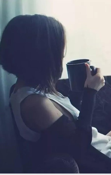 Девушка брюнетка с каре