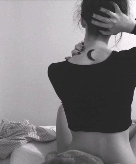 Тату луна на шее