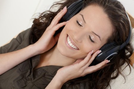 Счастливая женщина в наушниках