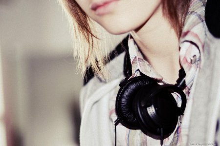Девушка в наушниках