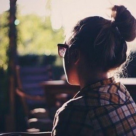 Девушка с пучком