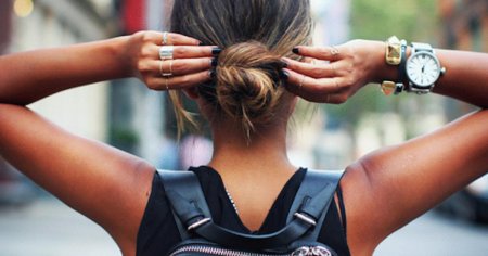 Со спины девушка