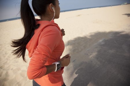 Брюнетка в наушниках