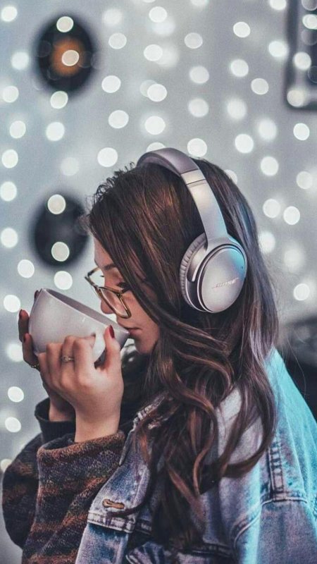 Девушка в наушниках