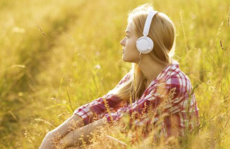 Девушка в наушниках лето