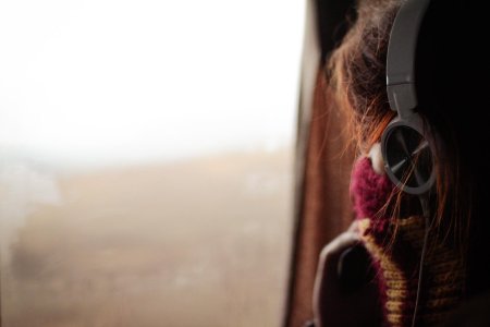 Девушка наушники