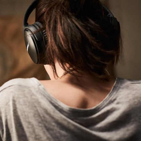 Наушники девушка