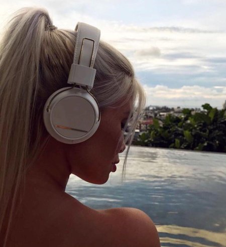 Блондинка в наушниках