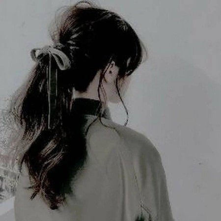 Девушка с черными волосами эстетика