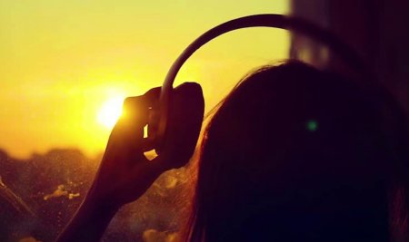 Девушка в наушниках