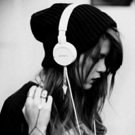 Девочка с наушниками