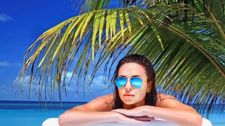 Девушки на пляжах с пальмами