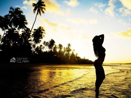 Девушка на закате у моря