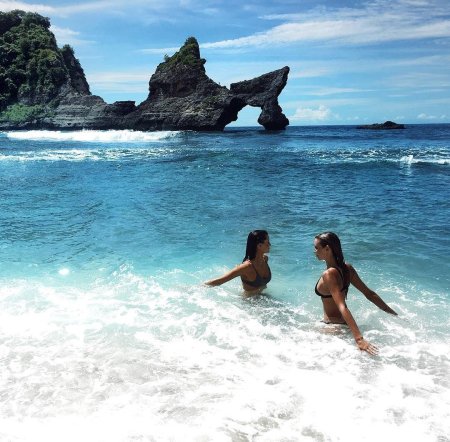 Красивые девушки на диком пляже