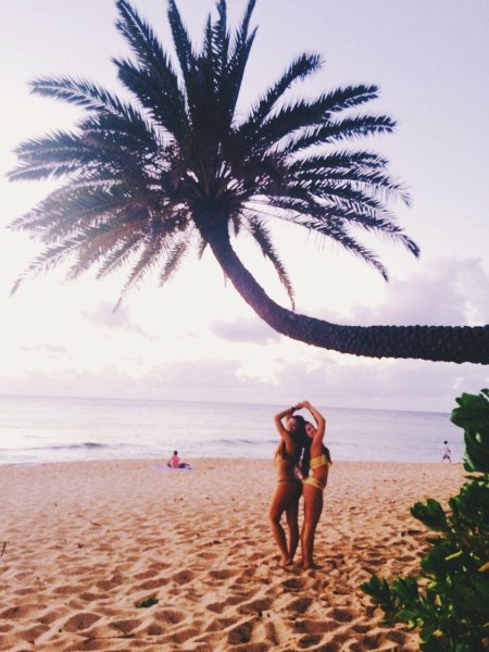 Девушка на пляже пальмы