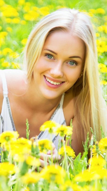 Красивая молодая женщина