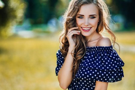 Улыбается девушка