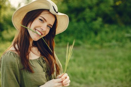 Улыбается девушка