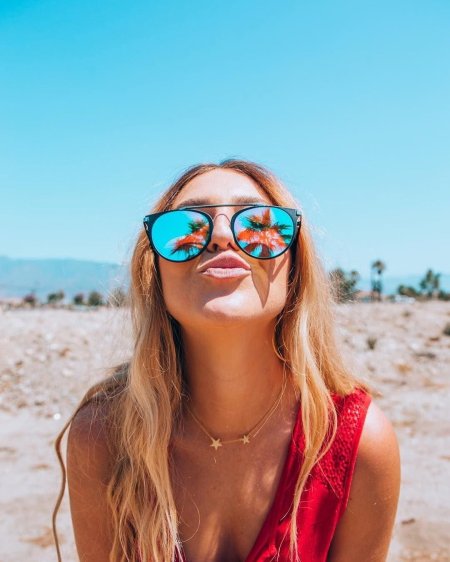 Девушка в солнцезащитных очках