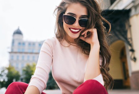 Стильная девушка улыбается