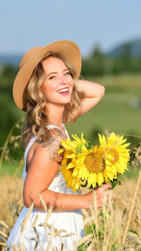 Красивая девушка лето