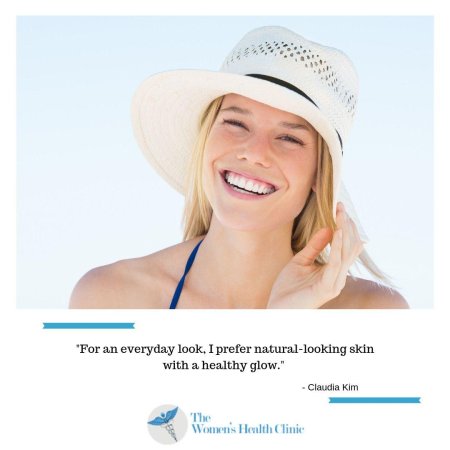 Девушка улыбается у моря