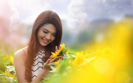 Девушка с подсолнухами