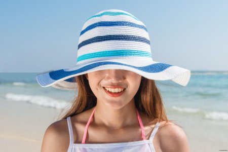 Шляпа на море