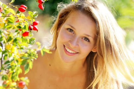 Красивая улыбка девушки