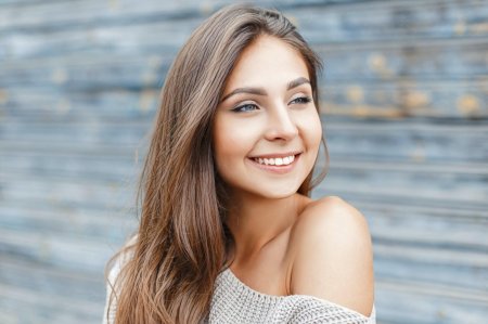 Девушка с красивой улыбкой